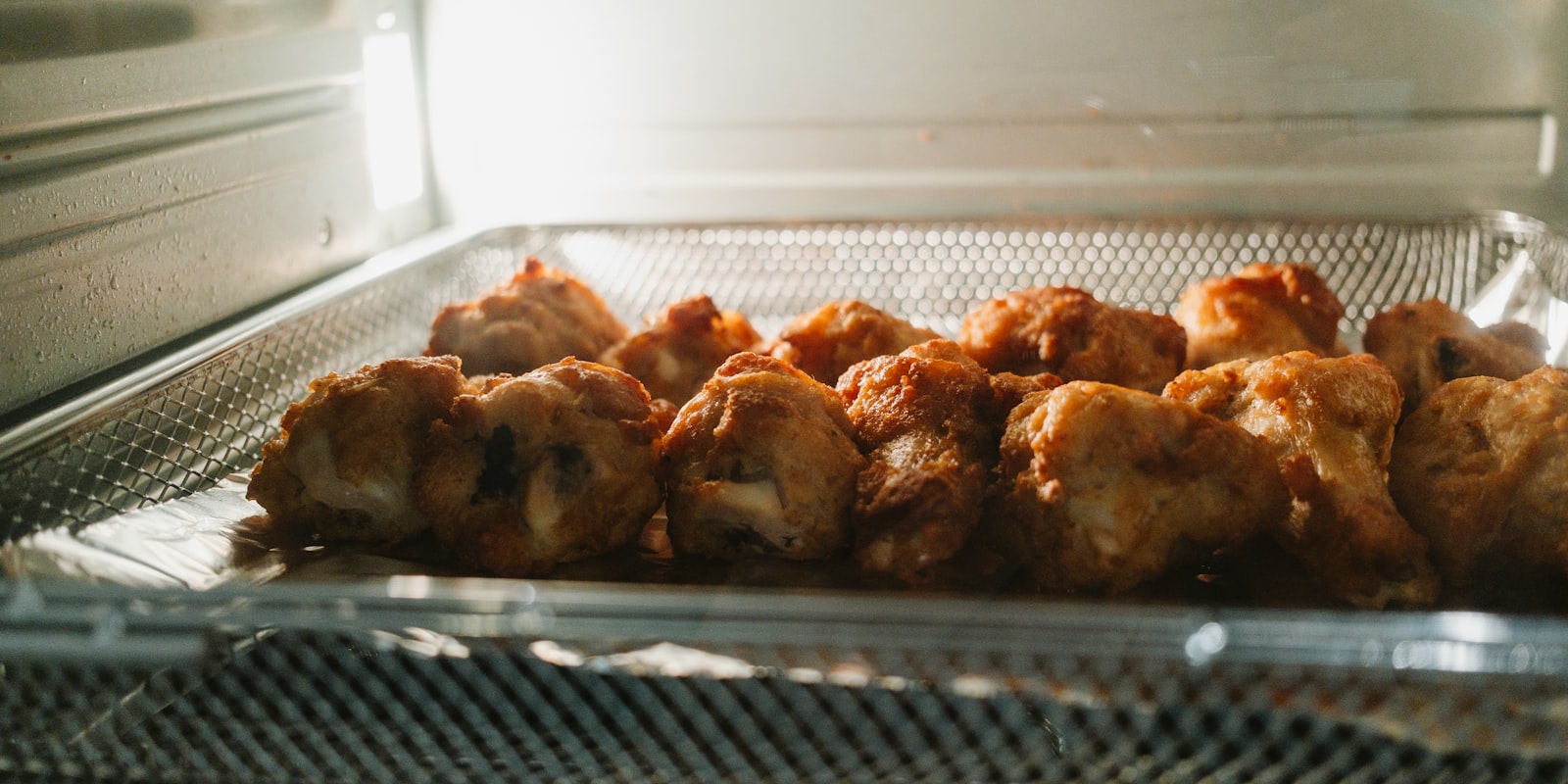 Goudbruine kipstukjes garen op het rooster in een airfryer